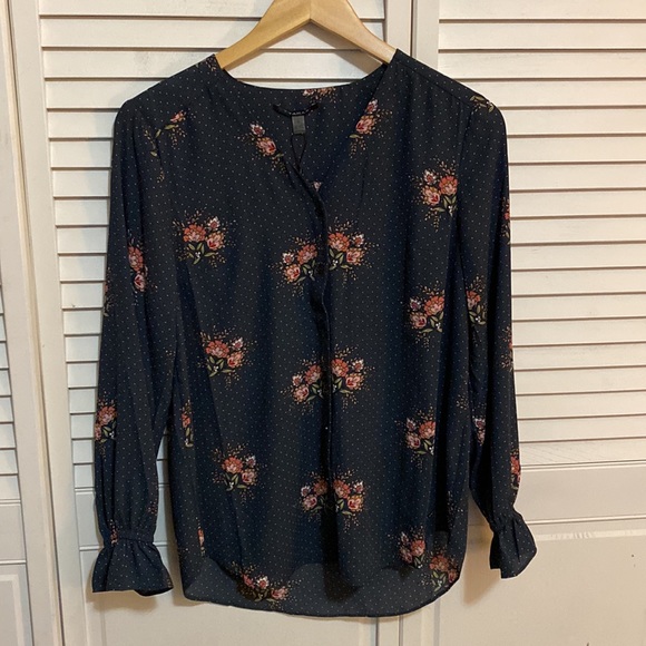 Tahari Feminine Button Front Long Sleeve Blouse (NWT) Size Small - Picture 3 of 8